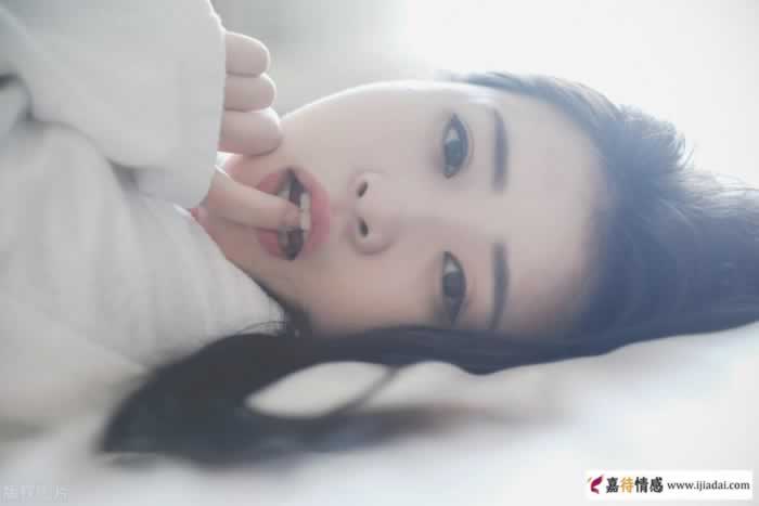 两性交往时女人暗恋你，才会有的三个小举动_情感