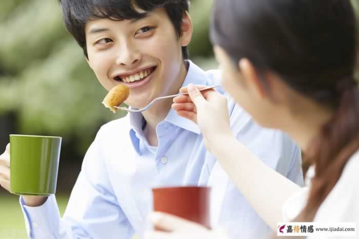 聪明的男人，往往会背着女人做这三件事_情感