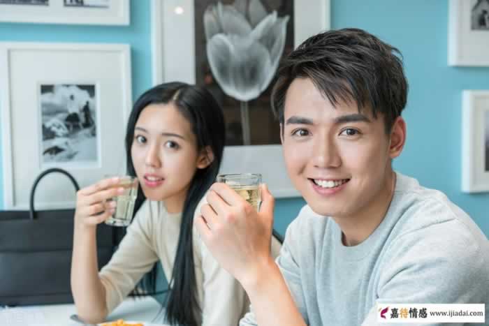 两性交往的最坏结果：一个想放手，一个要挽留_情感