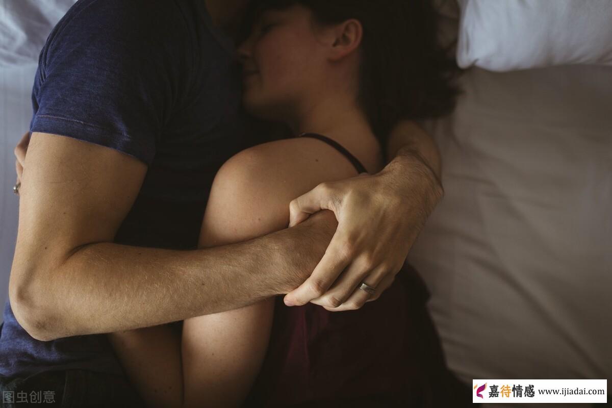 追中年女人的时候，就要多麻烦她_情感