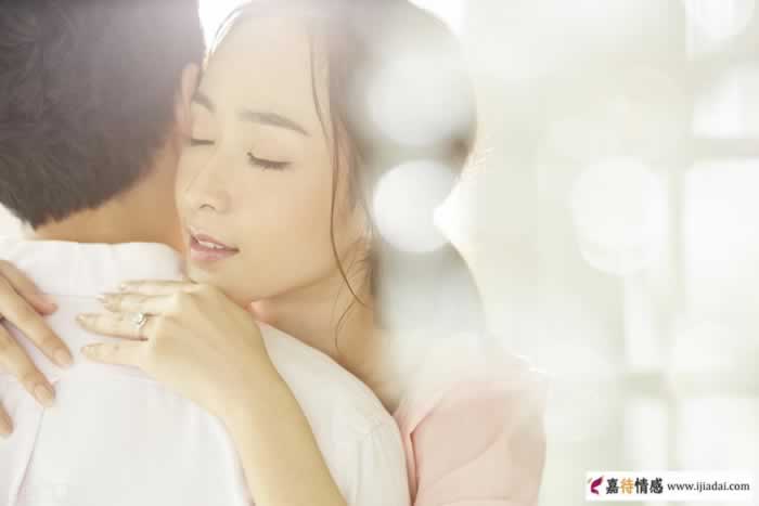 中年男女异性之间，聊天聊什么内容是暧昧？_情感