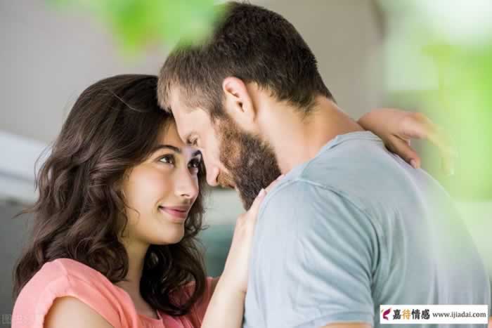 中年男女异性之间，聊天聊什么内容是暧昧？_情感