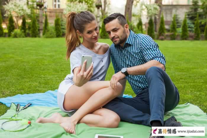 当中年女人放不下你时不一定会联系你，但会不自觉地有这4个表现_情感