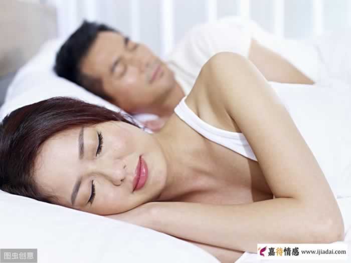在中年异性交往中，为什么那么多人只敢暧昧不敢放手去爱？_情感