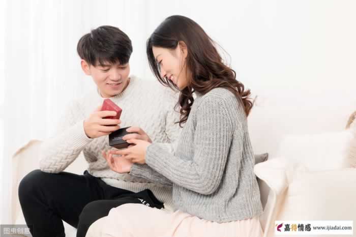 中年异性独处时，男女之间的暧昧信号你们知道几个？_情感
