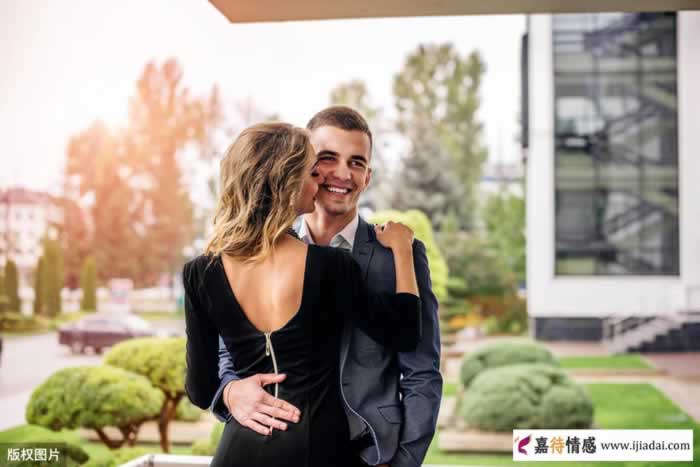 人到中年，如果女人与其他异性发生联系多数会有这4点异常_情感