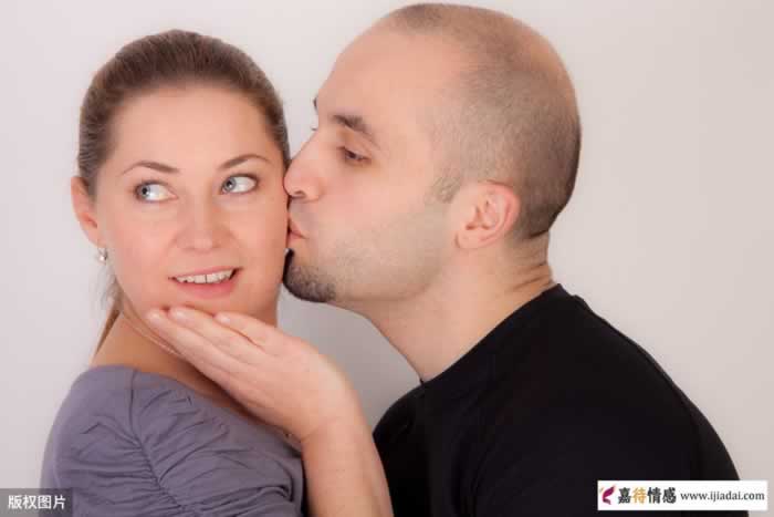 女同事吃了一半的食物给男同事吃，如此暧昧行为正常吗？_情感