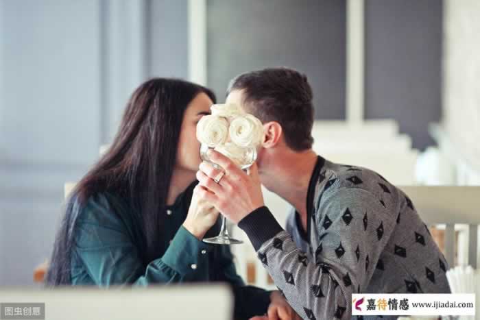 把工资卡交给老婆的男人，现在过得怎样？_情感