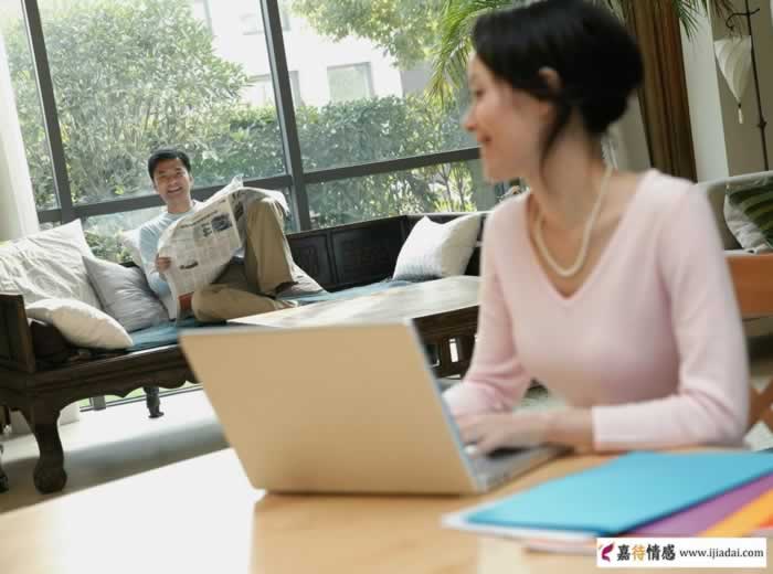 中年后的男女谁更依赖另一半？_情感