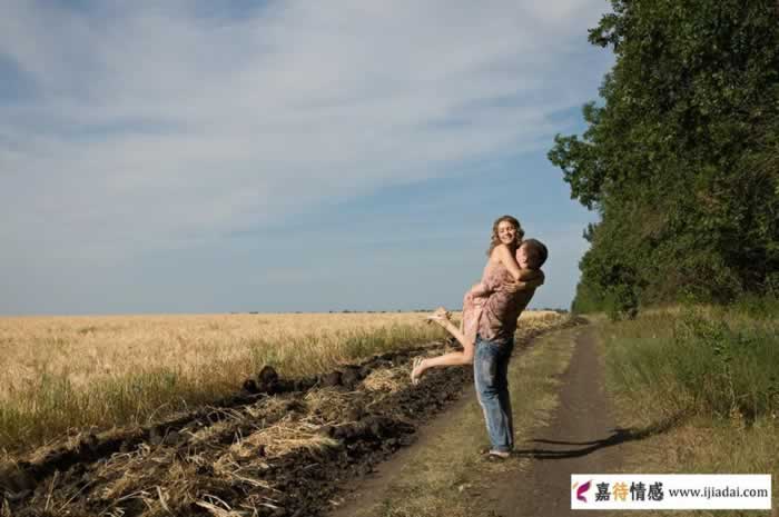 明明不爱你却频繁联系你的中年女人，其实大多是有这种想法_情感