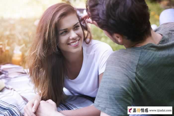 两性生活男人不要向女人发这些类型的信息，她会越来越厌烦你_情感