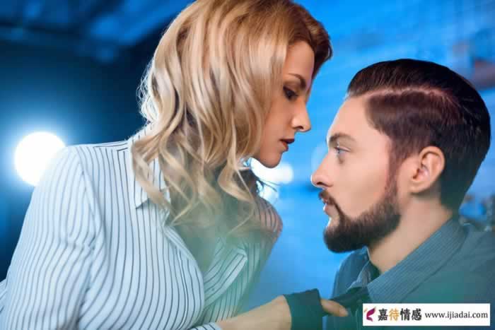 已婚男女相处间，经常有这些举动关系容易变得暧昧_情感