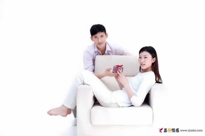 已婚男女相处间，经常有这些举动关系容易变得暧昧_情感