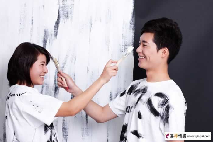 已婚男女相处间，经常有这些举动关系容易变得暧昧_情感