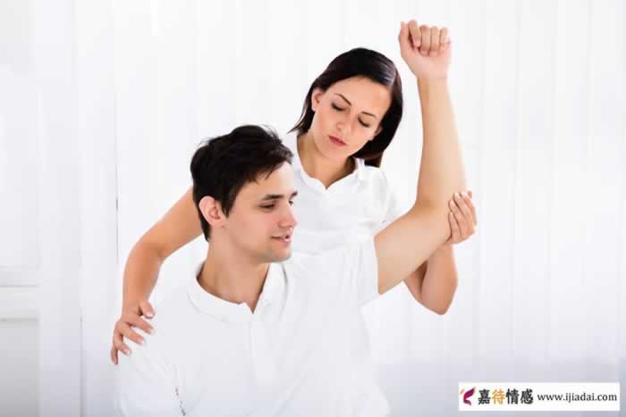 婚外恋曝光后男人选妻子还是第三者？这2个男人说：我只选自己_情感