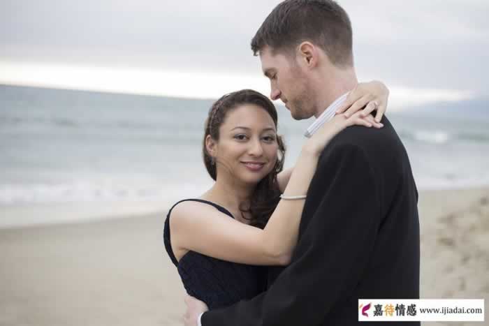 人到中年女人出现婚外情的4个信号，男人不要蒙在帽里_情感