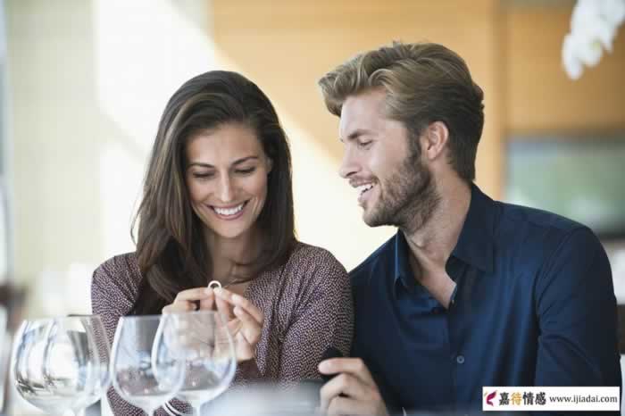 丈夫婚内出轨，妻子为了孩子能原谅他吗？三个女人给出不同答案_情感