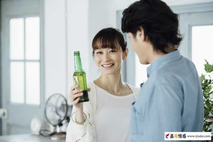 已婚男人在外有情人，身上会出现三种味道，掩饰不了_情感