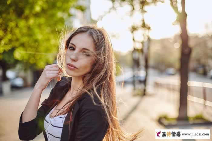有了婚外情的女人对丈夫“隐瞒”得很好，对情人“恋恋不舍”_情感