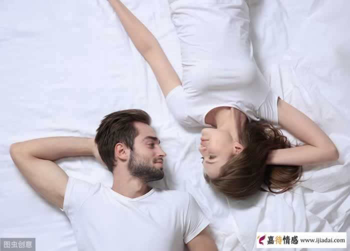 让女人失去抵抗力的四个动作，男人学会了，撩到她主动倒追你_情感