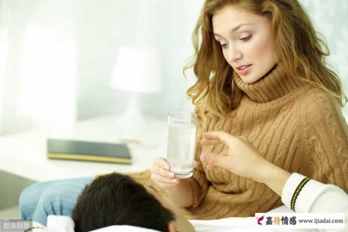 女人一旦对男人动了情，常会有这几种表现_情感