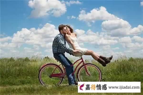 女人经常有这些表现，说明她是真的很爱你，请不要辜负她_情感