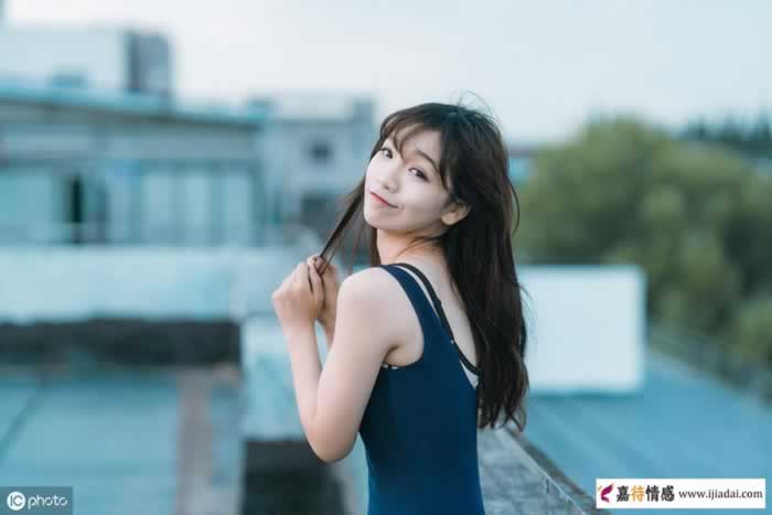 一个有钱，一个有颜值，两个女人你会怎么选？男人也一样现实_情感