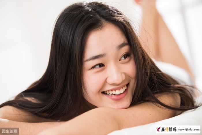 一个有钱，一个有颜值，两个女人你会怎么选？男人也一样现实_情感