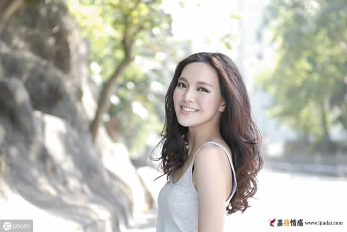 一个有钱，一个有颜值，两个女人你会怎么选？男人也一样现实_情感