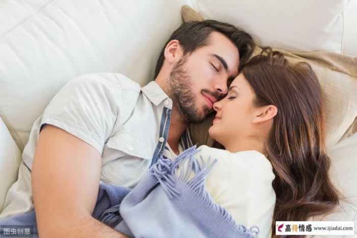 一个不主动联系你的女人，若是有这三个表现，其实她是爱你的_情感