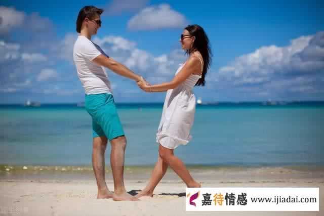感情中，聪明的女人“搞定”一个男人，都会用这四个“招术”_情感