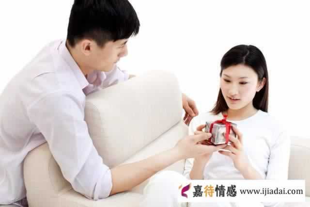 两性交往中，男人对你有这3个表现，说明不是真爱你_情感