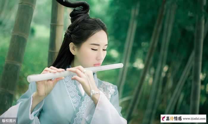 在感情里，聪明的女人都不会对男人太痴情_情感