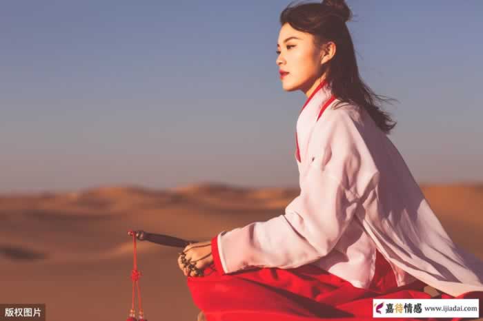 在感情里，聪明的女人都不会对男人太痴情_情感