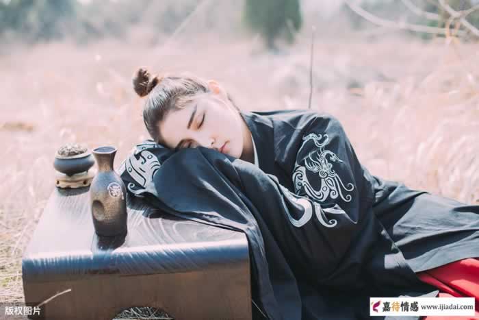 在感情里，聪明的女人都不会对男人太痴情_情感