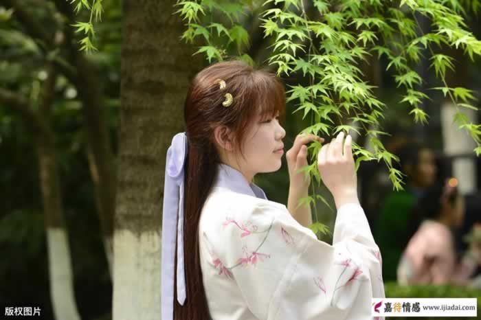 在感情里，聪明的女人都不会对男人太痴情_情感