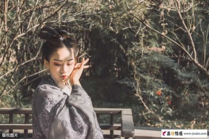 在感情里，聪明的女人都不会对男人太痴情_情感