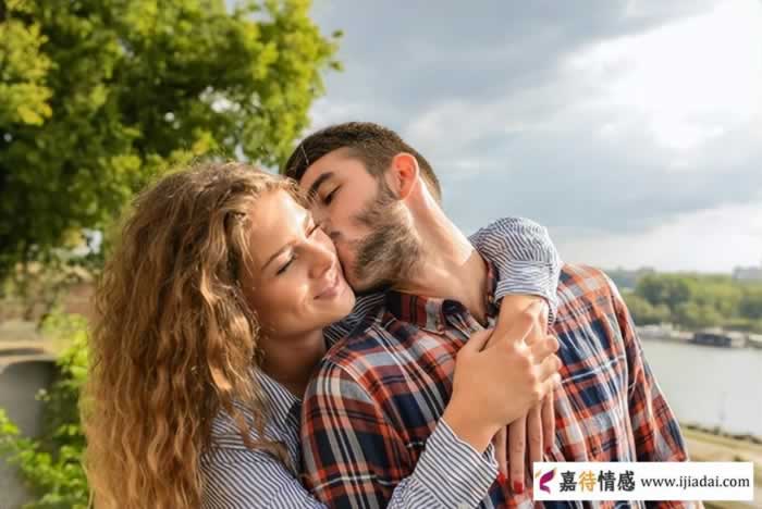 夫妻晚上是怎么增进感情的 夫妻需要采取亲密睡姿_情感