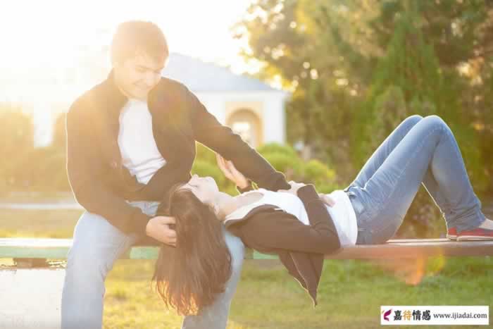 在感情里面，聪明的女人面对婚姻，不会露出这些表现_情感