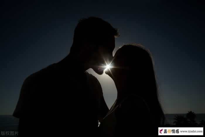 在感情里面，聪明的女人面对婚姻，不会露出这些表现_情感