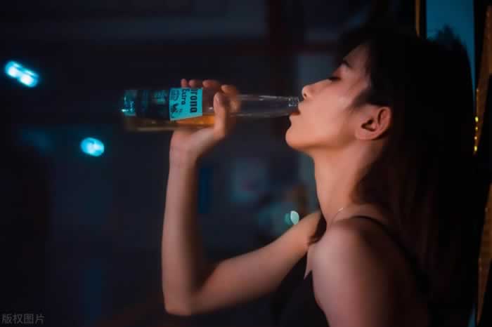 分手后前任有女朋友，还用你给他拍的照片当头像，是什么心态？_情感
