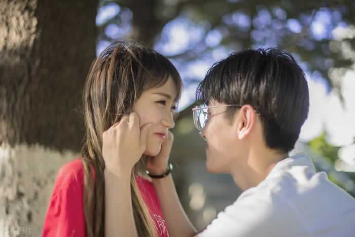 分手后前任有女朋友，还用你给他拍的照片当头像，是什么心态？_情感