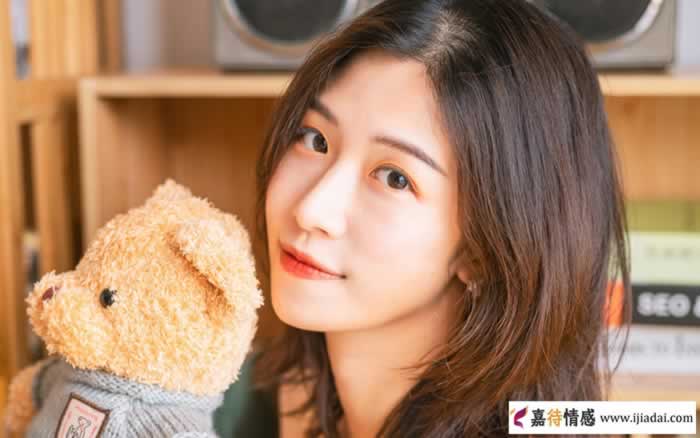 女生挽男生胳膊是主动示爱吗？结局可能会让你失望_情感