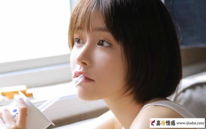 女人故意试探你的表现，别反感，她只是对你动心了_情感