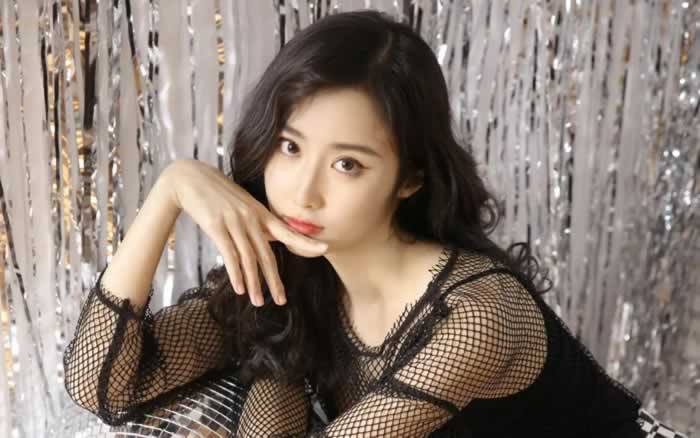 女生主动和你聊哪些话题，说明她对你有意思？_情感