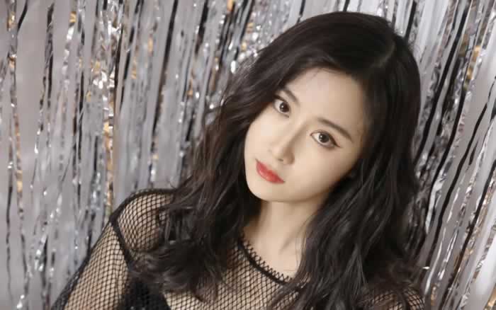 女生主动和你聊哪些话题，说明她对你有意思？_情感