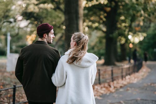 老婆对我冷淡，我觉得她不爱我了，该怎么挽回？