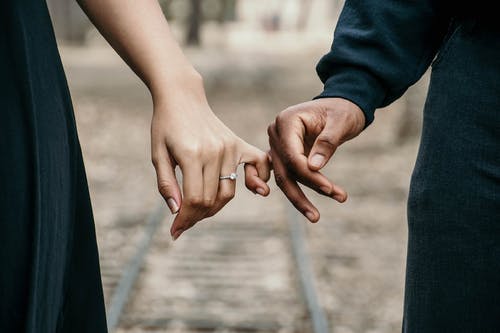 情感咨询：喜欢上一个男人，他对我不积极，应该怎么追求他？