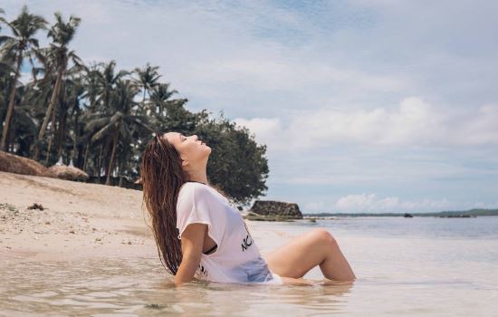 老公和别的女人聊天，还说我不信任他，我该怎么办？