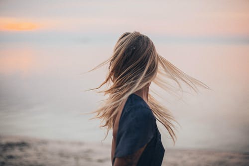 女朋友觉得我不浪漫，跟别人在一起了，我想挽回怎么做？